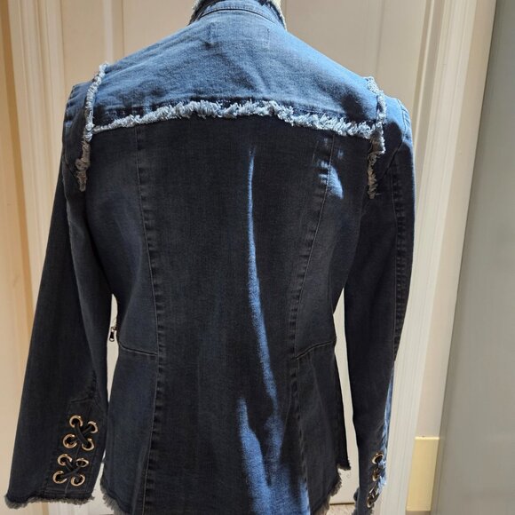Denim jacket with raw hems and lace up sleeves - Picture 6 of 7